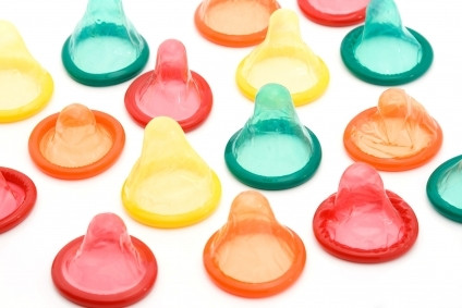 Thổi bao cao su trước khi dùng: Khi chuẩn bị giao hợp đã thổi hơi để kiểm tra bao cao su, dẫn đến khi đeo không vào hết, nên lúc xuất tinh bị vỡ hoặc bị tuột vào trong âm đạo.