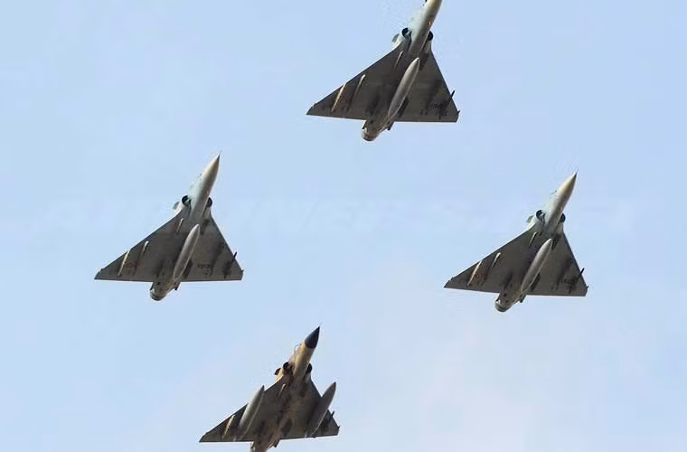 Đáng lưu ý, từ những năm 1990, Việt Nam đã có ý đồ mua sắm 24 chiếc tiêm kích Mirage 2000 của Pháp. Rất tiếc, do áp lực từ chính phủ Mỹ (khi đó Mỹ vẫn đang áp đặt lệnh cấm bán vũ khí cho Việt Nam), phía Pháp và Dassault Aviation sau cùng đã từ chối ký hợp đồng cung cấp Mirage 2000 cho Việt Nam.