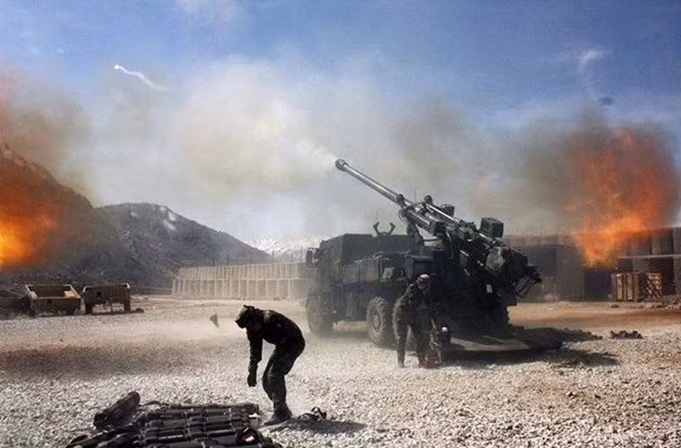 Caesar 155mm được đánh giá là một trong những loại pháo tự hành hiện đại hàng đầu thế giới. Caesar trang bị pháo 155mm với hệ thống đạn bán tự động cho tốc độ bắn 6-8 phát/phút hoặc 3 phát/15 giây. Theo tính toán, một khẩu đội 8 khẩu Caesar có thể rải hơn 1 tấn đạn trong vòng một phút; 1.500 đạn nhỏ hoặc 48 đạn chống tăng thông minh ở tầm xa đến 40km.