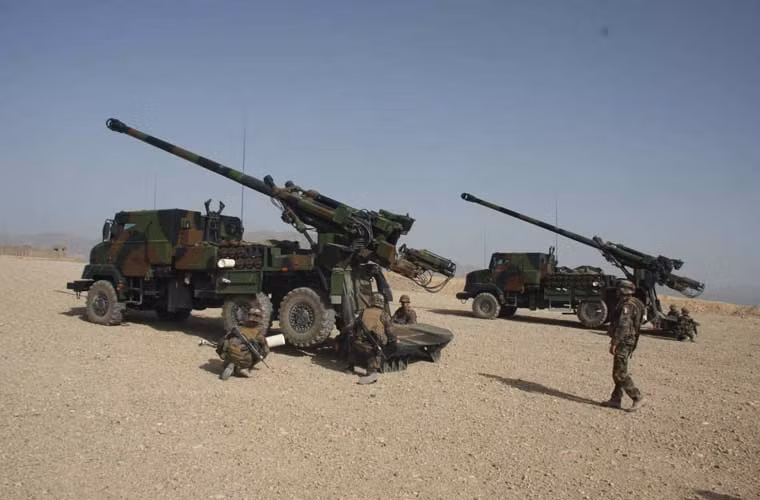 Và mới đây nhất, theo báo Pháp TTU Online, Việt Nam có thể ký hợp đồng trước mắt mua 18 pháo tự hành Caesar 155mm từ công ty Nexter Systems (Pháp), mục tiêu sau đó có thể tăng lên 108 khẩu.