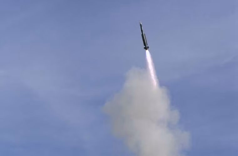 Tốc độ được cung cấp bởi động cơ nguyên liệu rắn giúp tên lửa MICA đạt vận tốc Mach 3, tầm bắn tối đa là 20km với tầm độ cao tối đa là 9km, tốc độ bắn giữa hai loạt cách nhau chỉ 2 giây.