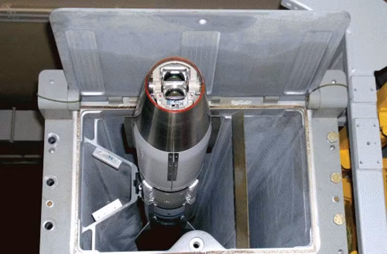 Hệ thống VL-MICA được trang bị 2 loại đạn tên lửa phòng không gồm: MICA RF dùng đầu dò radar chủ động với chóp nhọn bảo vệ đầu và MICA IR sử dụng đầu dò ảnh nhiệt sóng kép bị động Sagem với nắp kính ở đầu tên lửa. Khối lượng đầu nổ chiến đấu của MICA nặng 12kg, nó được đặt ngay sau đầu dò sử dụng cơ chế chạm nổ hay radar kích nổ. Tên lửa MICA có thể cơ động với khả năng chịu lực lên tới 50G.