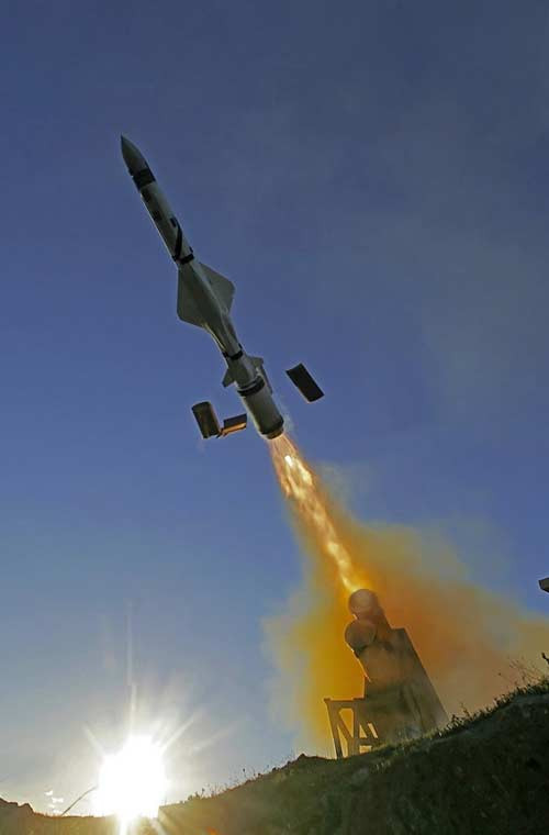 Tên lửa hành trình chống hạm MM40 Block 3 nặng 780kg, dài ít hơn 6m, thân đạn được thiết kế tối ưu cơ động G cao, giảm tín hiệu radar và hồng ngoại. Biến thể này được nâng cấp động cơ giúp tăng tầm bắn lên tới 180km (so với thế hệ Block 2 đạt 70km), lắp đầu đạn nặng 165kg, dùng radar dẫn đường chủ động Super ADAC J-band.