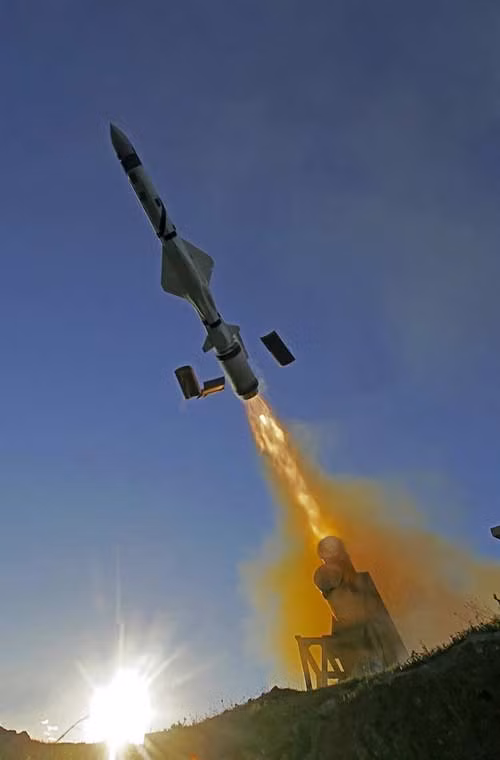 Tên lửa hành trình chống hạm MM40 Block 3 nặng 780kg, dài ít hơn 6m, thân đạn được thiết kế tối ưu cơ động G cao, giảm tín hiệu radar và hồng ngoại. Biến thể này được nâng cấp động cơ giúp tăng tầm bắn lên tới 180km (so với thế hệ Block 2 đạt 70km), lắp đầu đạn nặng 165kg, dùng radar dẫn đường chủ động Super ADAC J-band.