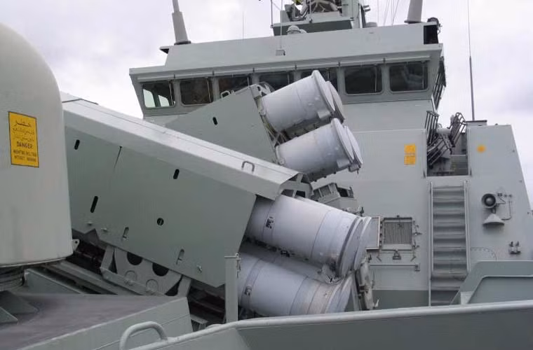 Trên mỗi tàu hộ vệ tàng hình Sigma 9814 của Việt Nam có thể mang theo 8 quả đạn MM40 Block 3. Trong ảnh là bệ phóng của MM40 Block trên tàu hộ vệ của một quốc gia nước ngoài.