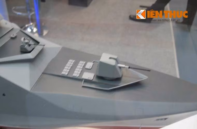 Đi kèm với thương vụ Exocet, Việt Nam còn ký với Pháp mua 2 hệ thống tên lửa phòng không trên hạm VL-MICA kèm theo 40 quả đạn tên lửa cho 2 tàu hộ vệ Sigma 9814. Trong ảnh, bệ phóng thẳng đứng VL-MICA được bố trí sau tháp pháo 76mm trên mô hình tàu hộ vệ Sigma dành cho Việt Nam.