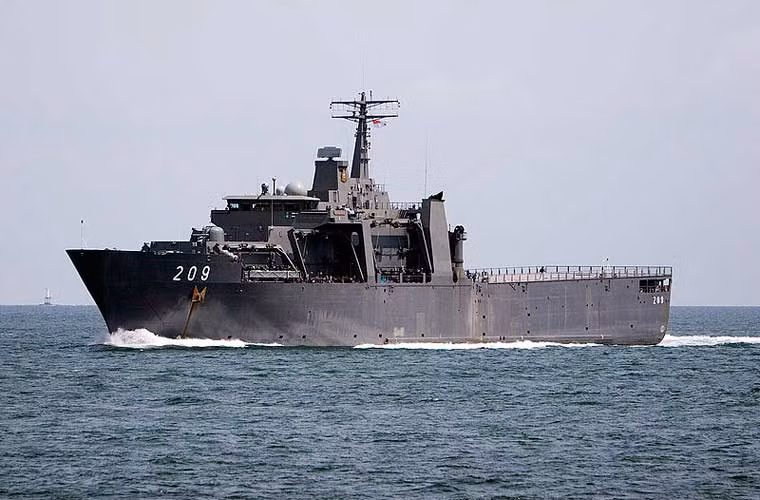 Lớp tàu đổ bộ Endurance do Singapore tự đóng cho hải quân cũng thuộc "hàng khủng" trong khu vực. Con tàu có lượng giãn nước 6.000 tấn chỉ cần 65 người vận hành, chở được 2-4 trực thăng hạng trung; 18 xe tăng hoặc 20 xe thiết giáp; 350-500 lính.