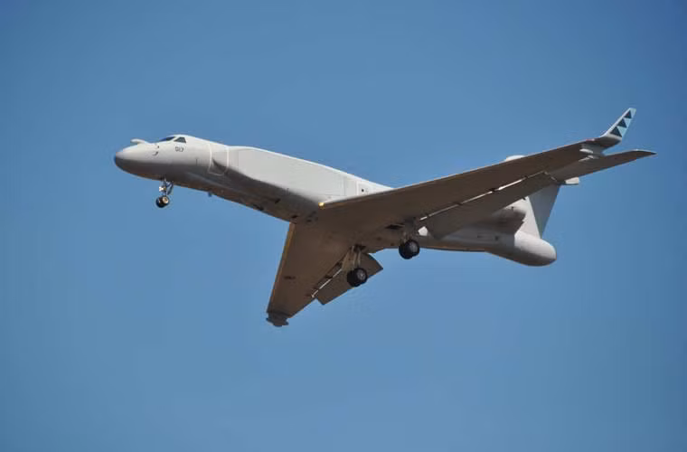 Trong khi các nước trong khu vực còn trầy trật mua sắm máy bay cảnh báo sớm trên không thì Singapore đã sớm có 4 chiếc E-2C từ Mỹ vào năm 1987. Và cách đây vài năm họ tiếp tục nâng cấp thay thế bằng loại G550 AEW hiện đại hơn.