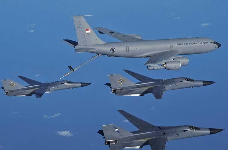 Singapore là quốc gia sở hữu lượng máy bay tiếp nhiên liệu trên không lớn nhất và tốt nhất khu vực, gồm: 4 KC-135R và 5 KC-130B/H, 6 Airbus A330 MRTT.