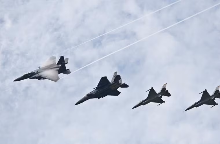 Không quân Cộng hòa Singapore (RSAF) tuy chỉ có quân số 13.500 người nhưng được trang bị tới gần 400 máy bay các loại, hầu như đều là loại mới, hiện đại nhập khẩu từ Mỹ, Pháp, Israel. Trong ảnh là 2 loại máy bay chiến đấu hiện đại nhất của Singapore F-15SG và F-16C/D Block 52. Lưu ý rằng, Singapore là quốc gia duy nhất ở khu vực sở hữu F-15SG do Mỹ sản xuất, loại tiêm kích hạng nặng đặc biệt tối tân. Trong khi các biến thể F-16 Singapore dùng đều thuộc thế hệ mới, vượt xa so với F-16A/B của Indonesia hay Thái Lan.