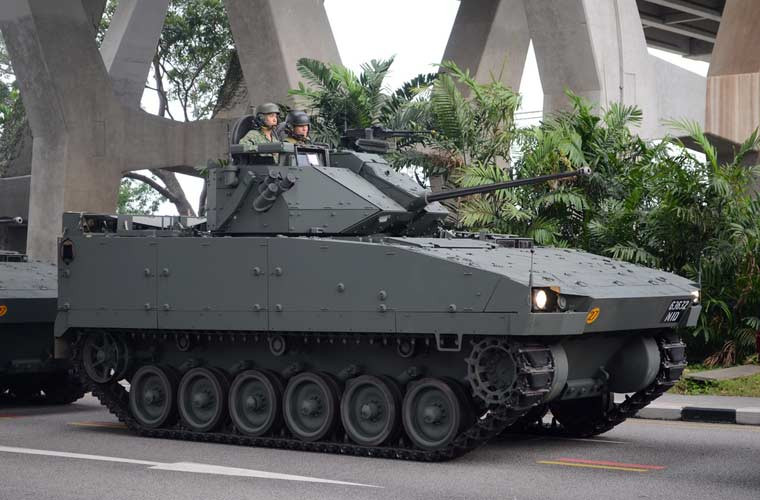 Lực lượng xe thiết giáp có tổng cộng 2.192 chiếc, điều lý thú là có tới 857 chiếc xe chiến đấu bộ binh họ Bionix và Terrex AV-81 do Singapore "tự tay" thiết kế sản xuất. Trong ảnh là mẫu xe chiến đấu bộ binh Bionix II được Singapore đưa vào phục vụ từ năm 1997, mẫu này trang bị pháo tự động 30mm có sức xuyên giáp mạnh, bổ sung nhiều khí tài trinh sát hiện đại.