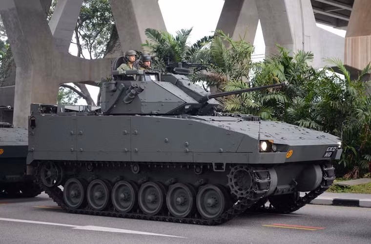 Lực lượng xe thiết giáp có tổng cộng 2.192 chiếc, điều lý thú là có tới 857 chiếc xe chiến đấu bộ binh họ Bionix và Terrex AV-81 do Singapore "tự tay" thiết kế sản xuất. Trong ảnh là mẫu xe chiến đấu bộ binh Bionix II được Singapore đưa vào phục vụ từ năm 1997, mẫu này trang bị pháo tự động 30mm có sức xuyên giáp mạnh, bổ sung nhiều khí tài trinh sát hiện đại.