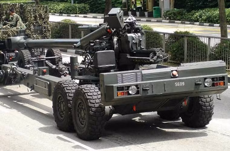 Pháo binh Singapore có gần 500 khẩu pháo các loại gồm: pháo phản lực phóng loạt, pháo cối, lựu pháo xe kéo và pháo tự hành. Trong ảnh là khẩu pháo xe kéo FH-2000 cỡ 155mm.