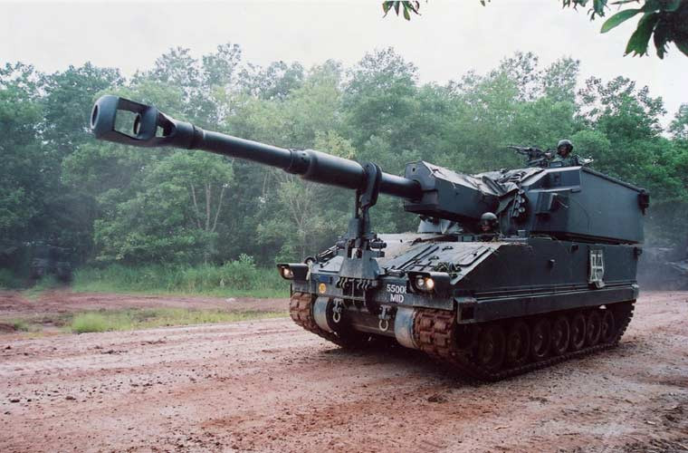 Lựu pháo tự hành Primus được Singapore tự phát triển, mới đưa vào phục vụ từ năm 2002 tới nay. Loại pháo này dùng khung thân xe thiết giáp Bionix, trang bị pháo 155mm đạt tầm bắn tới 30km, tốc độ bắn 6 phát/phút hoặc 3 phát/20 giây.