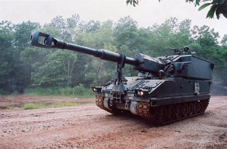 Lựu pháo tự hành Primus được Singapore tự phát triển, mới đưa vào phục vụ từ năm 2002 tới nay. Loại pháo này dùng khung thân xe thiết giáp Bionix, trang bị pháo 155mm đạt tầm bắn tới 30km, tốc độ bắn 6 phát/phút hoặc 3 phát/20 giây.