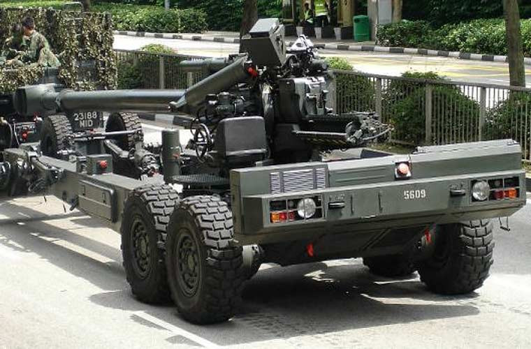 Pháo binh Singapore có gần 500 khẩu pháo các loại gồm: pháo phản lực phóng loạt, pháo cối, lựu pháo xe kéo và pháo tự hành. Trong ảnh là khẩu pháo xe kéo FH-2000 cỡ 155mm.