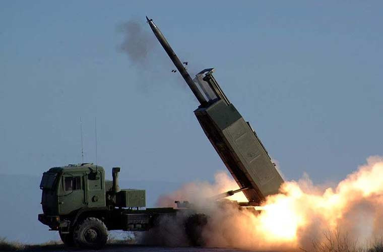 Singapore là quốc gia duy nhất trong khu vực và số ít trên thế giới sở hữu pháo phản lực cơ động tầm xa, chính xác cao M142 HIMARS do Mỹ sản xuất. Điểm đặc biệt ở loại pháo này có thể mang đồng thời đạn rocket tự dẫn chính xác cao 227mm và đạn tên lửa đạn đạo MGM-140. Tầm bắn của HIMARS đạt tới 300km.