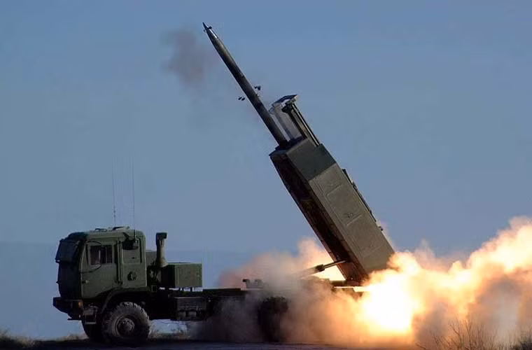 Singapore là quốc gia duy nhất trong khu vực và số ít trên thế giới sở hữu pháo phản lực cơ động tầm xa, chính xác cao M142 HIMARS do Mỹ sản xuất. Điểm đặc biệt ở loại pháo này có thể mang đồng thời đạn rocket tự dẫn chính xác cao 227mm và đạn tên lửa đạn đạo MGM-140. Tầm bắn của HIMARS đạt tới 300km.