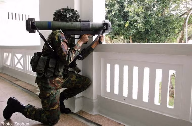 Vũ khí cá nhân của các binh sĩ Singapore có súng trường tiến công SAR-21, M16S1 (đều do Singapore sản xuất); súng máy hạng nặng 12,7mm, 7,62mm; súng trường bắn tỉa; vũ khí chống tăng Carl Gustav, Matador, Spike LR...