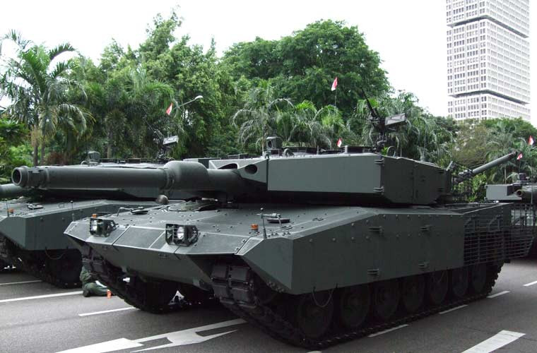 Xe tăng chủ lực và hiện đại nhất của Lục quân Singapore là Leopard 2SG, số lượng lên tới 196 chiếc được nhập khẩu từ Đức. Chúng vốn là biến thể Leopard 2A4 nhưng được nâng cấp theo chuẩn Singapre với giáp tổ hợp AMAP, trang bị pháo chính 120mm L44. Trong khu vực, Leopard 2SG được đánh giá nằm trong top đầu xe tăng hiện đại nhất.