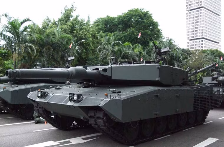 Xe tăng chủ lực và hiện đại nhất của Lục quân Singapore là Leopard 2SG, số lượng lên tới 196 chiếc được nhập khẩu từ Đức. Chúng vốn là biến thể Leopard 2A4 nhưng được nâng cấp theo chuẩn Singapre với giáp tổ hợp AMAP, trang bị pháo chính 120mm L44. Trong khu vực, Leopard 2SG được đánh giá nằm trong top đầu xe tăng hiện đại nhất.