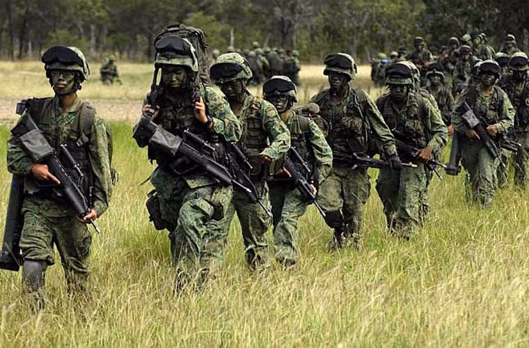 Vì là quốc gia có diện tích hết sức nhỏ hẹp cùng dân số khoảng 5,4 triệu người, nên không lạ khi Quân đội Singapore có quân số không quá lớn - khoảng 170.000 lính thường trực (theo số liệu năm 2014). Mặc dù vậy, ngân sách quốc phòng Singapore lại vượt hơn nhiều quốc gia trong khu vực nhờ nền kinh tế mạnh mẽ, đạt tới gần 9 tỷ USD.