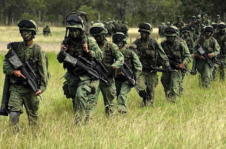 Vì là quốc gia có diện tích hết sức nhỏ hẹp cùng dân số khoảng 5,4 triệu người, nên không lạ khi Quân đội Singapore có quân số không quá lớn - khoảng 170.000 lính thường trực (theo số liệu năm 2014). Mặc dù vậy, ngân sách quốc phòng Singapore lại vượt hơn nhiều quốc gia trong khu vực nhờ nền kinh tế mạnh mẽ, đạt tới gần 9 tỷ USD.