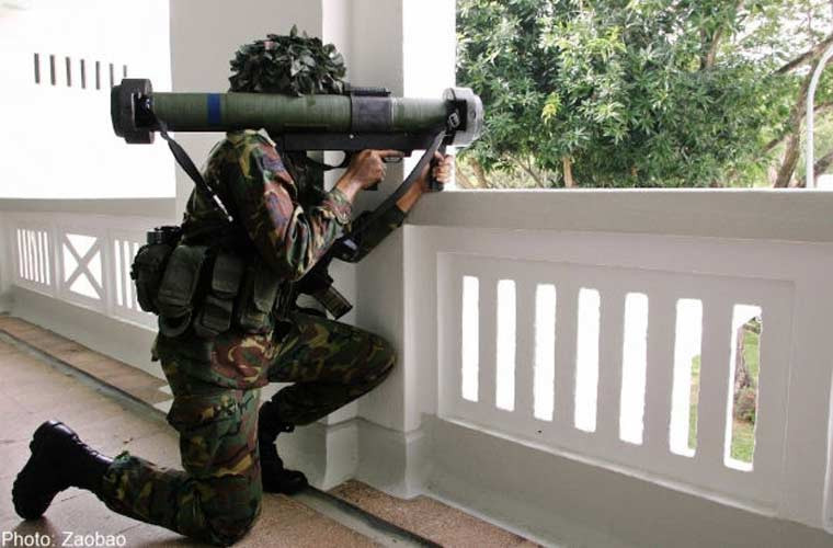 Vũ khí cá nhân của các binh sĩ Singapore có súng trường tiến công SAR-21, M16S1 (đều do Singapore sản xuất); súng máy hạng nặng 12,7mm, 7,62mm; súng trường bắn tỉa; vũ khí chống tăng Carl Gustav, Matador, Spike LR...