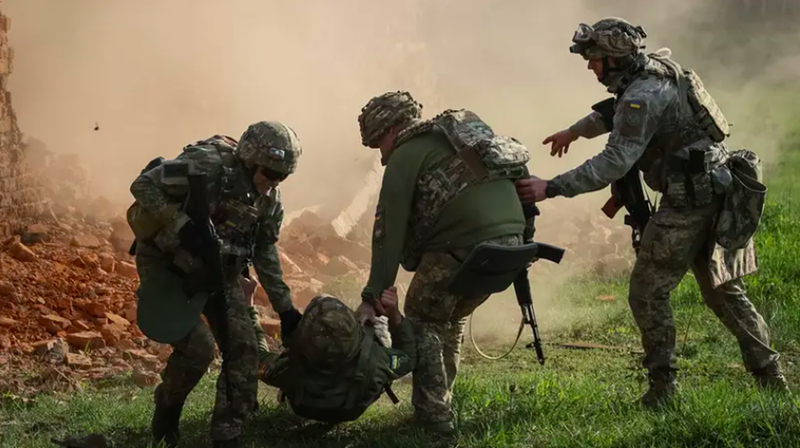 Quân Ukraine có thể nhận ra rằng các đơn vị còn sót lại trong vòng vây sẽ không cầm cự được lâu, nên bắt đầu phản công và tìm cách phá vây, trong khi Quân đội Nga cũng triển khai lực lượng tên lửa, sử dụng tên lửa đạn đạo để tấn công trực tiếp vào các làng mạc ở khu vực Kursk do Ukraine chiếm giữ, nhằm đẩy nhanh chiến dịch dọn dẹp. Ảnh: Reuters.