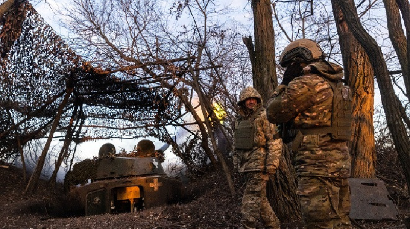 Tuy nhiên, do quân Ukraine liên tục điều động lực lượng dự bị, Nga vẫn chưa kiểm soát được hoàn toàn khu vực phía tây của làng và quân Ukraine cũng chưa giành lại được; hiện tại khu vực này đang trong tình trạng giằng co, trong khi phía đông của làng vẫn do quân Ukraine kiểm soát. Ảnh: New York Times.