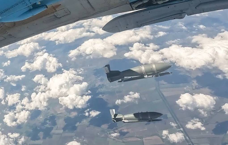 Vì làng này gần tỉnh Sumy nên quân đội nước này có thể nhanh chóng nhận được viện trợ, gây khó khăn cho quân Nga trong việc chiếm làng. Theo kênh Telegram "Two Majors", để cắt đứt viện trợ cho quân Ukraine ở Darino, máy bay Nga đã vượt biên giới và oanh tạc điểm tập trung của quân Ukraine tại làng Zhuravka, tỉnh Sumy. Truyền thông Ukraine sau đó cũng đã đưa tin quân đội Kiev thương vong nặng nề. Ảnh: TASS.