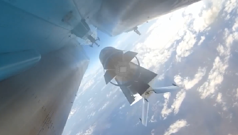 Gần làng Darino, sau khi sử dụng tên lửa nhiệt áp và bom 3 tấn tấn công khu vực, quân Nga đã tiến vào khu vực phía tây của làng và tiến tới trung tâm. Ảnh: Bộ Quốc phòng Nga.