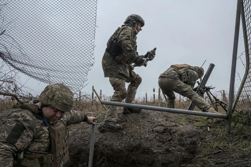 Hiện tại, tình hình cho thấy quân tiếp viện Ukraine đang nỗ lực tấn công vào vòng vây lớn của Nga nhằm phá vỡ vòng vây để cứu viện cho các đơn vị bị chia cắt. Trong khi đó, Quân đội Nga vừa đối đầu ác liệt với quân tiếp viện Ukraine tại các điểm yếu trong vòng vây, vừa tiến hành thanh lọc các lực lượng Ukraine bị chia cắt bên trong. Ảnh: New York Times.