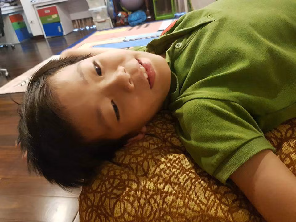 Hoc sinh bi bo quen tren xe, be trai Ha Noi bat ngo song sot-Hinh-7