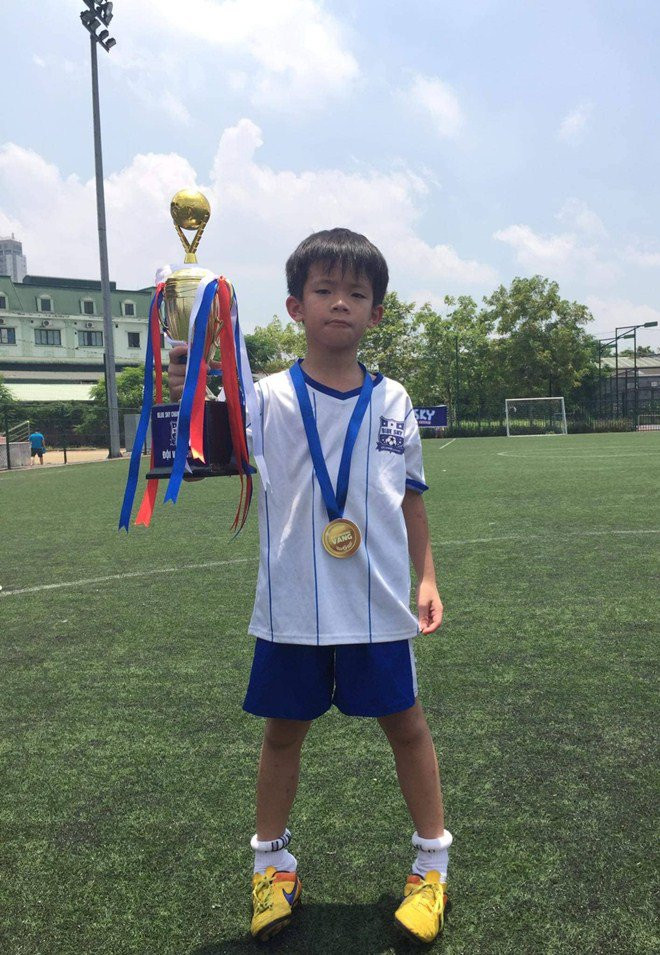 Hoc sinh bi bo quen tren xe, be trai Ha Noi bat ngo song sot-Hinh-2