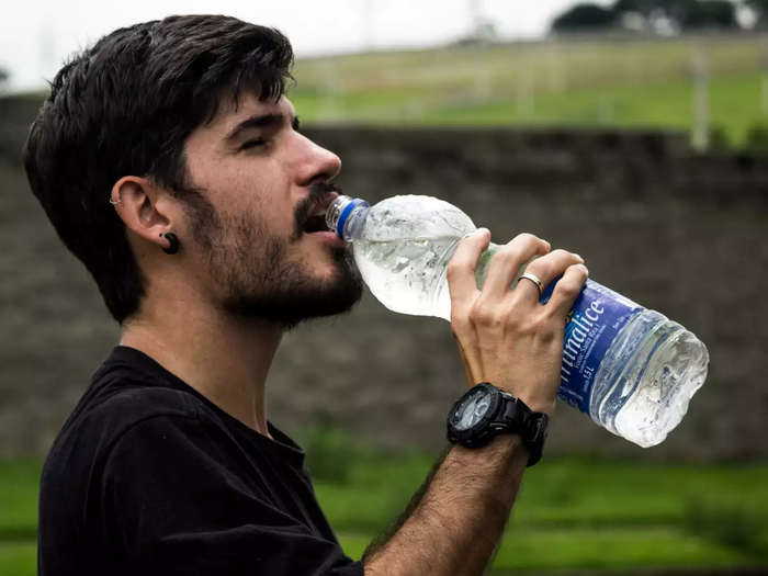 Chai nhựa đựng nước Chai nhựa đựng nước có thể có hóa chất độc hại. Các hóa chất này sẽ thấm vào nước qua chai nhựa. Tốt nhất bạn nên dùng chai thủy tinh đựng nước.