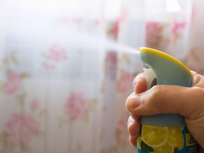 Xịt phòng Bình xịt phòng có chứa nhiều hóa chất độc hại. Để không phải ngửi những chất độc hại trong bình xịt phòng, bạn hãy giữ cho nhà thông thoáng.