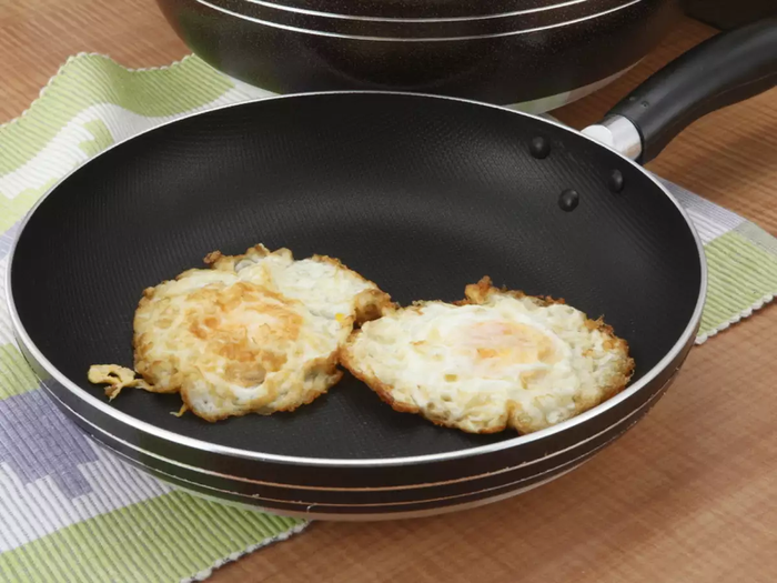 Chảo chống dính Chảo chống dính được làm nóng ở nhiệt độ cao có thể làm tan lớp phủ, giải phóng một loại khí độc hại, có hại cho sức khỏe của bạn.