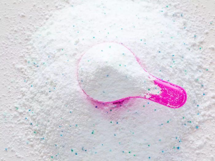 Bột giặt Bột giặt có nhiều chất tẩy rửa, chứa hóa chất. Một số hóa chất trong bột giặt có thể hấp thụ vào da, gây dị ứng da. Đó là lý do tại sao bạn cần giặt kỹ quần áo bằng nước sau khi dùng bột giặt.