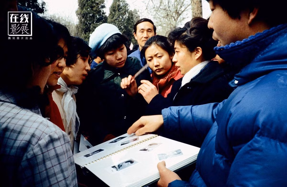 Mọi người đổ xô tới xem những kiểu tóc mới của một cửa hiệu làm tóc ở Bắc Kinh trong thập niên 1980. Ảnh QQ