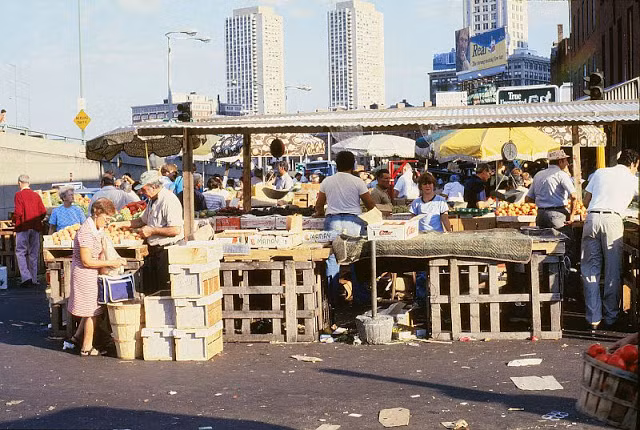 Boston là một trong những thành phố lâu đời nhất ở nước Mỹ. Trong ảnh, các sạp hàng hoa quả tại một khu chợ dân sinh ở Boston năm 1978. Ảnh VT