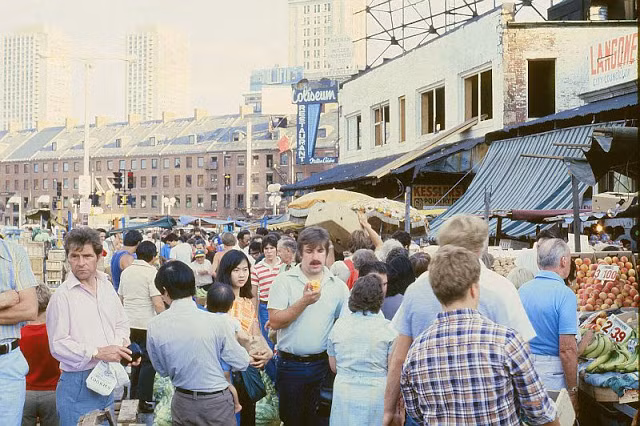 Mọi người tới khu chợ ngoài trời mua sắm khá đông đúc. Ảnh VT