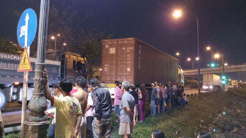 Rất đông người dân theo dõi vụ việc.