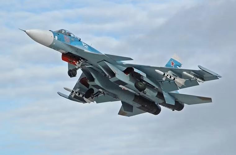 Để đáp ứng yêu cầu hoạt động trên tàu sân bay, Su-33 so với Su-27 bị cắt bớt tải trọng xuống chỉ còn 6,5 tấn vũ khí với 12 giá treo cho phép mang 6 tên lửa không đối không tầm trung R-27 và bốn tên lửa đối không R-73. Khi cần nó có thể triển khai thêm tên lửa chống hạm Kh-31A và các bom không điều khiển. Hiện chưa rõ Su-33 sẽ làm nhiệm vụ đối không hay đối đất ở Syria.