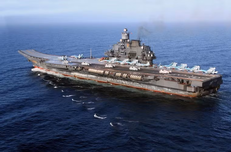 Trong cuộc hành trình chiến đấu này, tàu sân bay Nga sẽ mang theo 15 máy bay chiến đấu Su-33 và MiG-29K/KUB và hơn 10 trực thăng Ka-52K, Ka-27 và Ka-31.