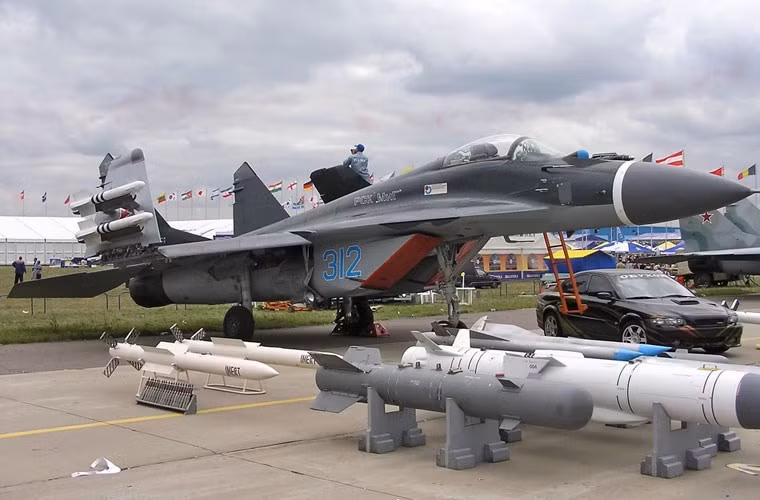 Tuy tải trọng vũ khí của MiG-29K thấp hơn Su-33 nhưng khả năng mang vũ khí mới thì vượt trội, khi nó có thể mang hầu hết các loại tên lửa không đối đất và bom hàng không điều khiển hiện đại nhất của Nga hiện nay. Dường như cuộc chiến ở Syria sẽ là trận đánh chung kết giữa Su-33 với MiG-29K để xem ai được chọn làm máy bay chủ lực cho tàu sân bay Kuznetsov.