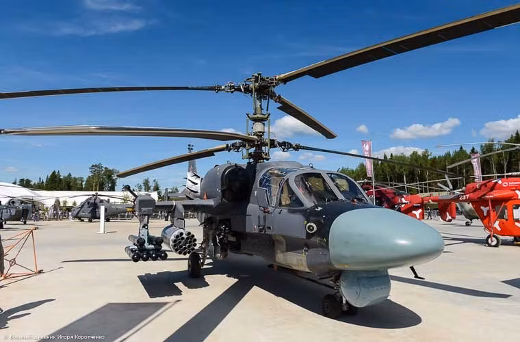 Cơ bản thì phiên bản Ka-52K giống hệt Ka-52 lục quân, chủ yếu gia cố hệ thống càng đáp để hoạt động trên tàu chiến và tich hợp thêm tên lửa chống hạm Kh-35. Còn lại, các vũ khí tiến công mặt đất của Ka-52K tương tự Ka-52 đang hoạt động ở Syria.