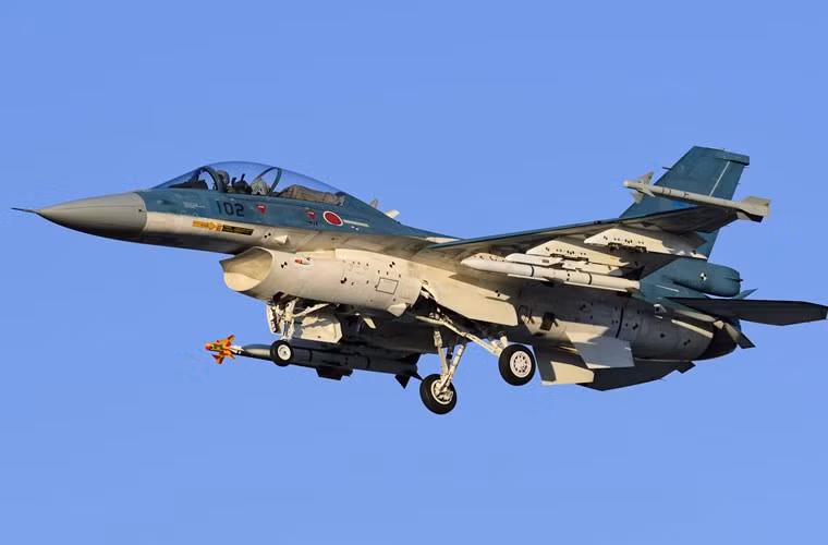 F-2 được trang bị một pháo 6 nòng cỡ 20mm JM61A1 ở trong thân dùng cho không chiến tầm gần và các giá treo trên thân, cánh mang hơn 8 tấn vũ khí (tên lửa đối không, tên lửa chống tàu, bom). Tải trọng vũ khí của F-2 có thể nói vượt trội F-16, ngang ngửa với cả tiêm kích hạng nặng Su-30.