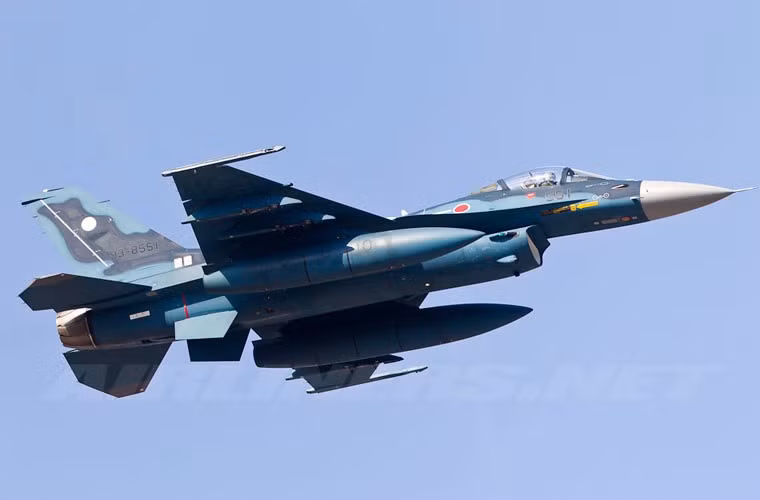 Tuy nhiên, trong thiết kế khung thân F-2 có những điểm khác biệt về kích thước và vật liệu chế tạo so với F-16. Diện tích cánh của F-2 lớn hơn 25%, mũi dài hơn và to hơn, cánh đuôi lớn hơn, cửa hút không khí lớn hơn và sử dụng vật liệu composite trong chế tạo giúp giảm trọng lượng, tín hiệu phản xạ sóng radar.