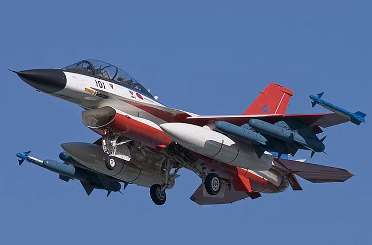 Trong nhiệm vụ không đối không, F-2 có thể triển khai các loại tên lửa AAM-3, AAM-4 và AAM-5 đều do Nhật Bản tự sản xuất. Trong đó, loại AAM-4 trang bị đầu dẫn radar chủ động, đạt tầm bắn 100km hoặc lên tới 120km với phiên bản AAM-4B – tương đương loại AIM-120 Mỹ và R-77 Nga.